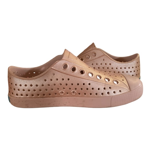 Unisex NATIVE Jefferson Metallic Malta Pink Shoes Size Men 6 Women 8 - Picture 3 of 11